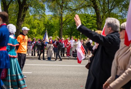 Widok na publiczność na Paradzie Konstytucji 3 Maja