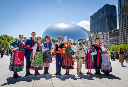 Pięć par Artystów w kostiumach kujawskich, krakowskich, sannickich, podhalańskich i wilanowskich w Millenium Park