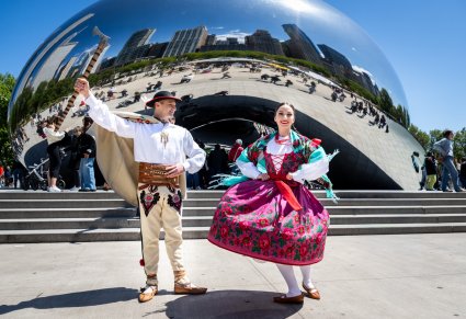 Para Artystów w kostiumach podhalańskich w Millenium Park w Chicago