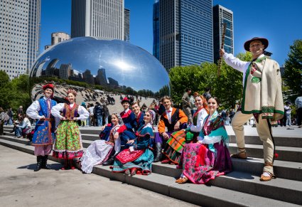 Pięć par Artystów w kostiumach krakowskich, wilanowskich, kujawskich, sannickich i podhalańskich w Millenium Park w Chicago