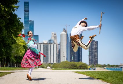 Para Artystów w kostiumach podhalańskich przy jeziorze Michigan w Chicago