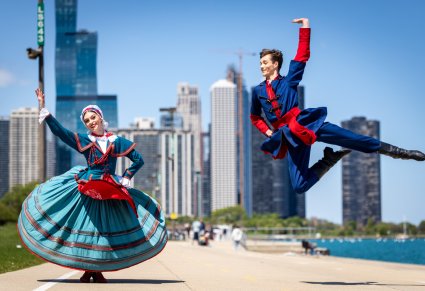 Para Artystów w kostiumach kujawskich przy jeziorze Michigan w Chicago