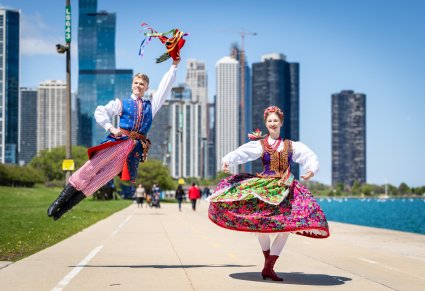 Para Artystów w kostiumach krakowskich przy jeziorze Michigan