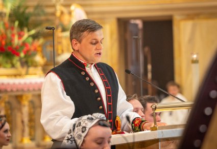 Artysta zespołu Mazowsze w kostiumie łowickim śpiewający psalm