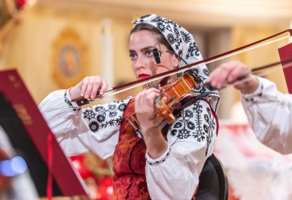 Zbliżenie na Muzyczkę w kostiumie wilanowskim grającą na skrzypcach