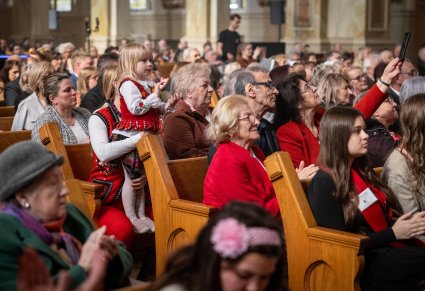 Publiczność koncertu zespołu "Mazowsze" w Bazylice Św. Jacka w Chicago
