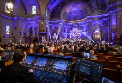 Na pierwszym planie konsola Muzyczna, w drugim planie Ołtarz z Artystami Chóru w kostiumach łowickich. Widoczna większość przestrzeni Bazyliki Św. Jacka w Chicago