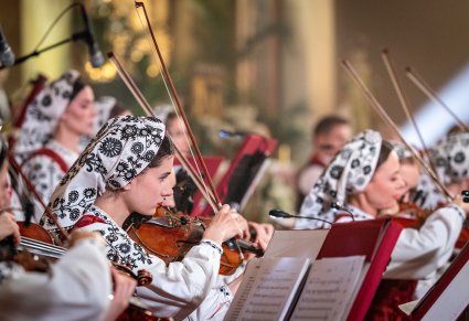 Zbliżenie na Artystki Orkiestry w kostiumach wilanowskich grające na instrumentach smyczkowych
