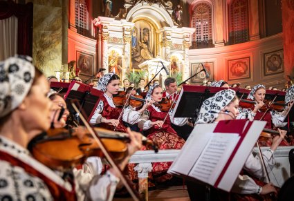 Zbliżenie na Orkiestrę w kostiumach wilanowskich podczas grania na instrumentach