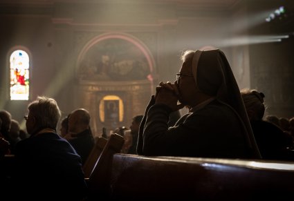 Zbliżenie na Siostrę Zakonną wsłuchaną w koncert pieśni sakralnych zespołu "Mazowsze"