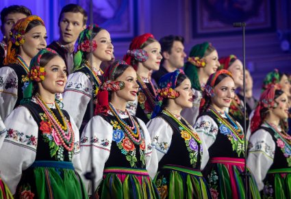 Zbliżenie na Artystów Chóru w kostiumach łowickich w trakcie śpiewu w Bazylice Św. Jacka w Chicago