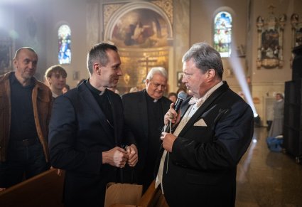 Na zdjęciu Dyrektor zespołu "Mazowsze" rozmawiający z biskupem ks. Robertem Fedką