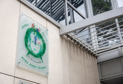 Zbliżenie na logotyp zawieszony na budynki Kliniki "Budzik" dla dzieci