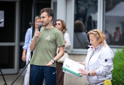 Przedstawiciele Kliniki "Budzik" dla dzieci podczas przemówienia do Publiczności