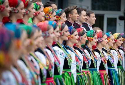 Zbliżenie na Artystów Chóru w kostiumach łowickich