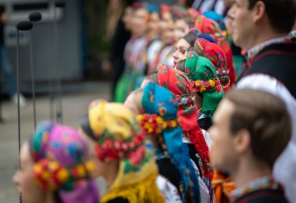 Zbliżenie na elementy kostiumu łowickiego, widoczne kolorowe chusty Artystek