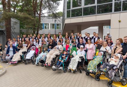 Pacjenci kliniki "Budzik" dla dzieci wraz z Rodzinami oraz z Artystami Chóru zespołu "Mazowsze" w kostiumach łowickich