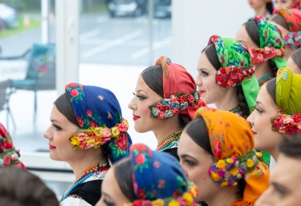 Zbliżenie na Artystki Chóru w kostiumach łowickich