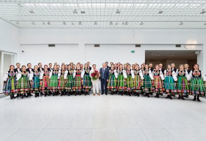 Marszałek Województwa Mazowieckiego wraz z Dyrektorem zespołu "Mazowsze" i Artyści Chóru w kostiumach łowickich