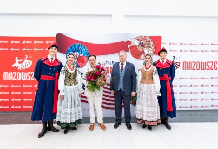 Wspólne zdjęcie na ściankach, na Fotografii od lewej: para Artystów w kostiumach wilanowskich, Marszałek Województwa Mazowieckiego, trzymający kwiaty, Dyrektor zespołu "Mazowsze" oraz kolejna para Artystów w kostiumach wilanowskich