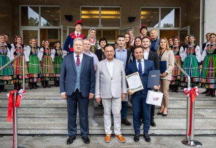 Wspólne zdjęcie z Marszałkiem Województwa Mazowieckiego, Dyrektora zespołu "Mazowsze" oraz Wolontariuszy, którzy zbierali środki na rewitalizację fontanny