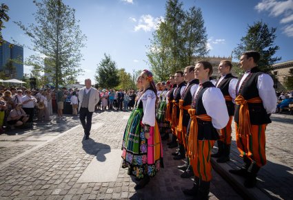 Chór i Dyrektor zespołu na Placu Defilad, w tle publiczność