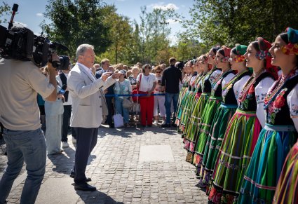 Dyrektor zespołu podczas dyrygowania chórem
