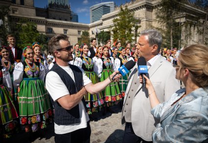 Dyrektor zespołu w trakcie udzielania wywiadu