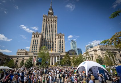Widok na Pałac Kultury i Nauki i zgromadzoną przed nim publiczność
