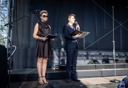Przedstawiciele samorządu przemawiajacy na scenie