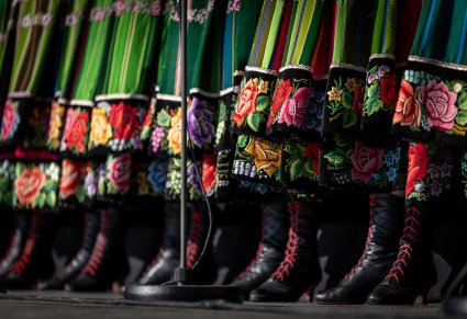 Zbliżenie na elementy kostiumu chóru - buty i spódnice chórzystek