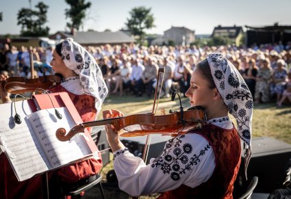 Widok ze sceny, zbliżenie na skrzypaczkę, w tle publiczność