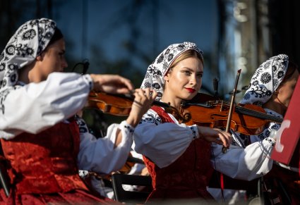 Zbliżenie na skrzypaczki w kostiumach wilanowskich
