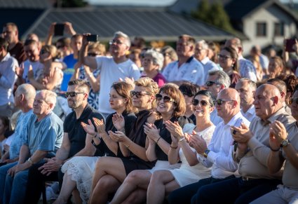 Zbliżenie na publiczność podczas koncertu