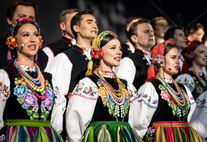 Zbliżenie na część chóru w kostiumach łowickich