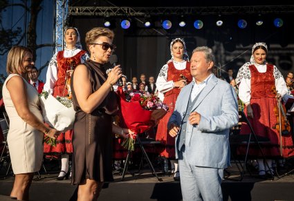 Przekazanie podziękowań i kwiatów na ręce Dyrektora zespołu