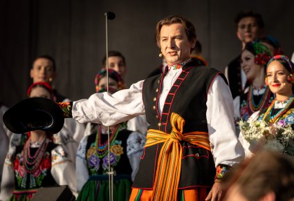 Solista chóru podczas wykonywania pieśni "Furman'