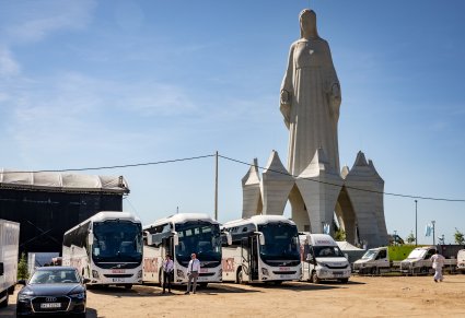 Autokary Zespołu "Mazowsze" na tle Pomnika Matki Boskiej
