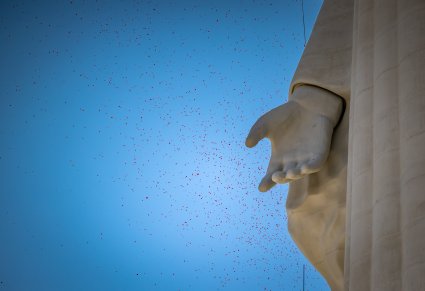 Zbliżenie na element Pomnika Maryji - dłoń, w płatkah róż wypuszczonych z helikoptera