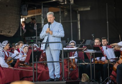 Dyrektor zespołu podczas przemówienia na scenie
