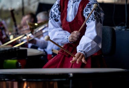 Muzyik orkiestry, w kostiumie wilanowskim, grający na kotłach