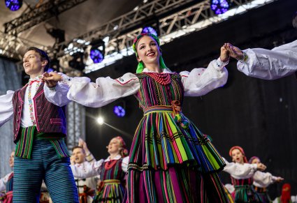 Tancerze baletu podczas tańca w kostiumach opoczyńskich