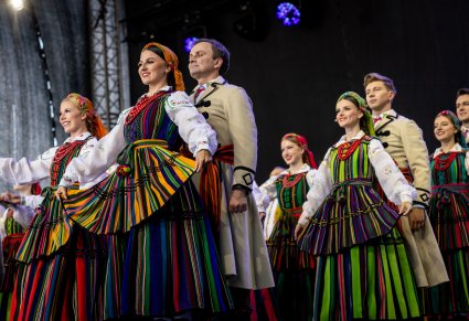 Artyści baletu, w kostiumach opoczyńskich, podczas koncertu