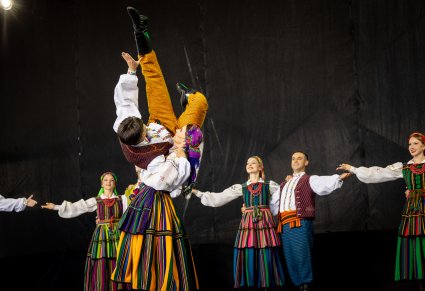 Artyści baletu podczas tańca, w kostiumach opoczyńskich