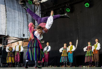 Tancerze baletu podczas oberka opoczyńskiego, w kostiumach opoczyńskich
