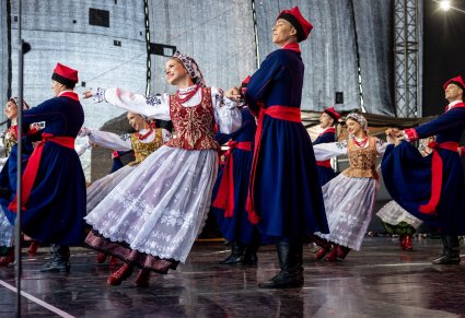 Zbliżenie na parę artystów baletu w kostiumach wilanowskich, tańcząca na scenie