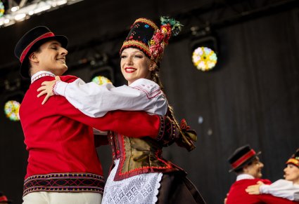 Para tancerzy baletu, podczas tańca w kostiumach kurpiowskich