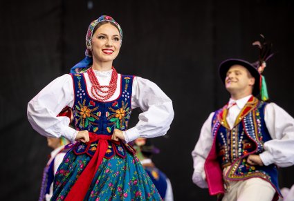 Para tancerzy baletu w kostiumach limanowskich, na scenie podczas koncertu