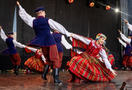 Zbliżenie na tancerzy w kostiumach sieradzkich