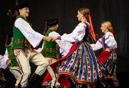 Część baletu w kostiumach spiskich podczas tańca na scenie